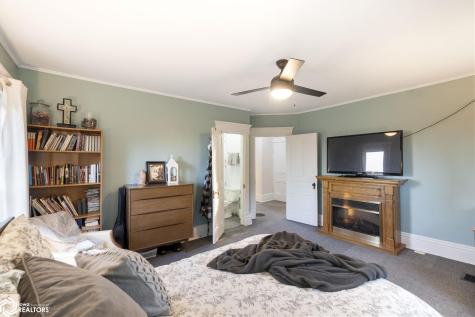 11142 Thrush Avenue Mason City IA 50401