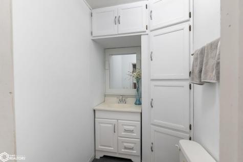 11142 Thrush Avenue Mason City IA 50401