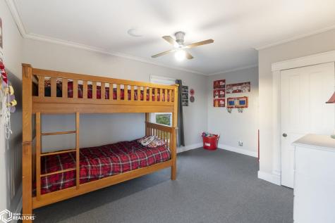 11142 Thrush Avenue Mason City IA 50401