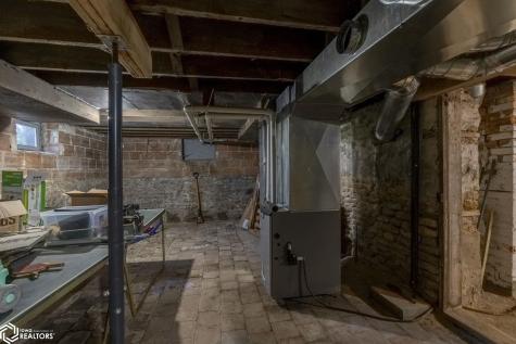 11142 Thrush Avenue Mason City IA 50401