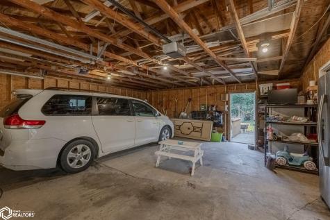 11142 Thrush Avenue Mason City IA 50401