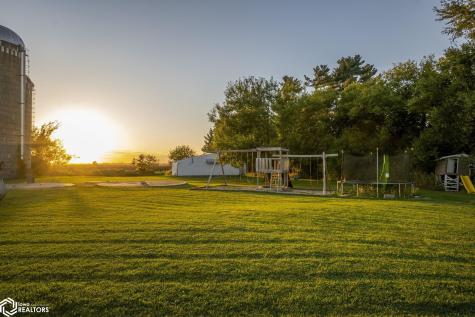 11142 Thrush Avenue Mason City IA 50401