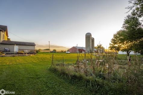 11142 Thrush Avenue Mason City IA 50401