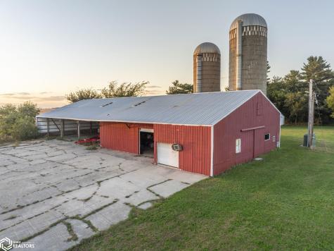 11142 Thrush Avenue Mason City IA 50401