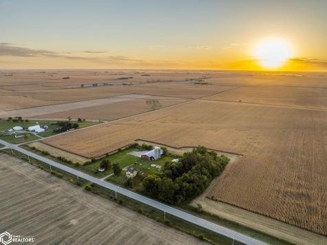 11142 Thrush Avenue Mason City IA 50401