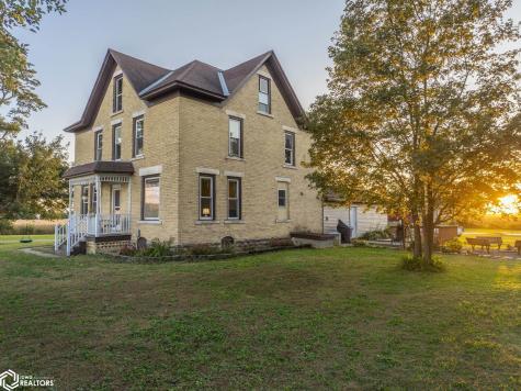 11142 Thrush Avenue Mason City IA 50401