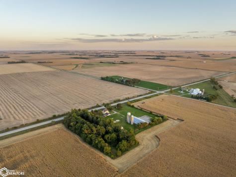 11142 Thrush Avenue Mason City IA 50401