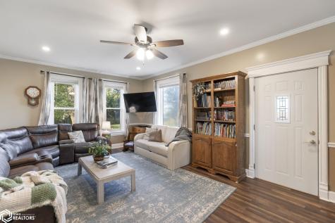 11142 Thrush Avenue Mason City IA 50401