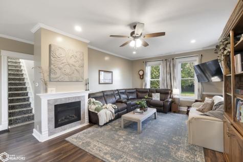 11142 Thrush Avenue Mason City IA 50401