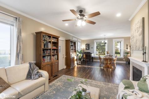 11142 Thrush Avenue Mason City IA 50401