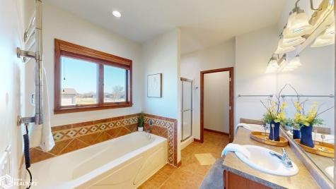1500 Jade Court Mason City IA 50401
