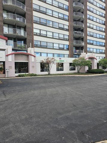 5441 North East River Road Chicago IL 60656