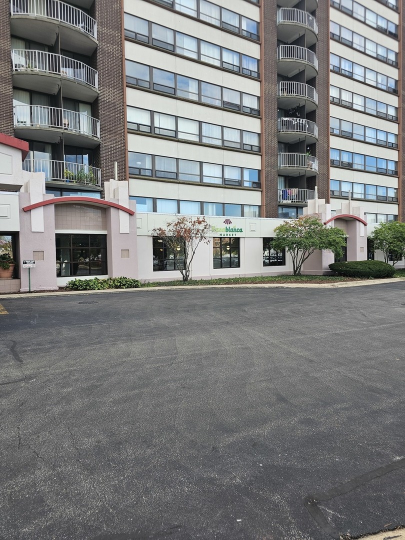 5441 North East River Road Chicago IL 60656
