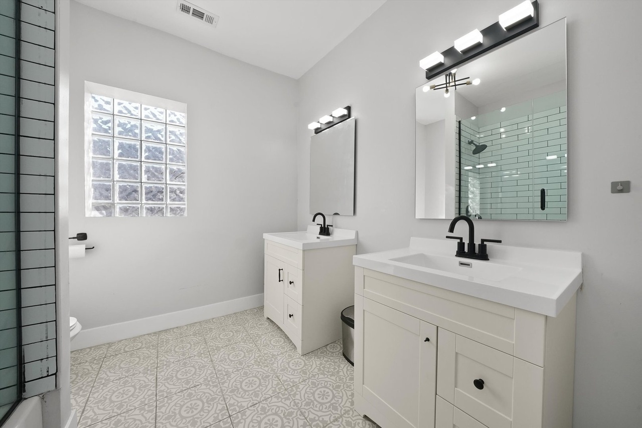 4854 West Addison Street Chicago IL 60641