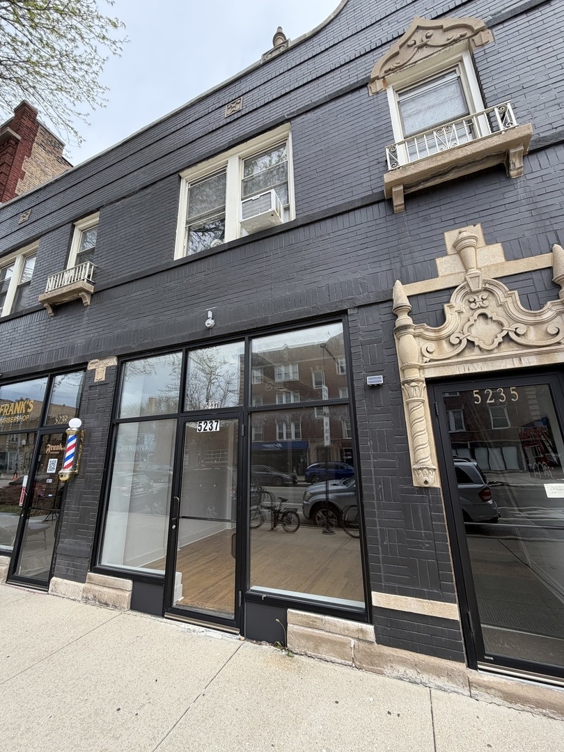 5237 North Damen Avenue Chicago IL 60625