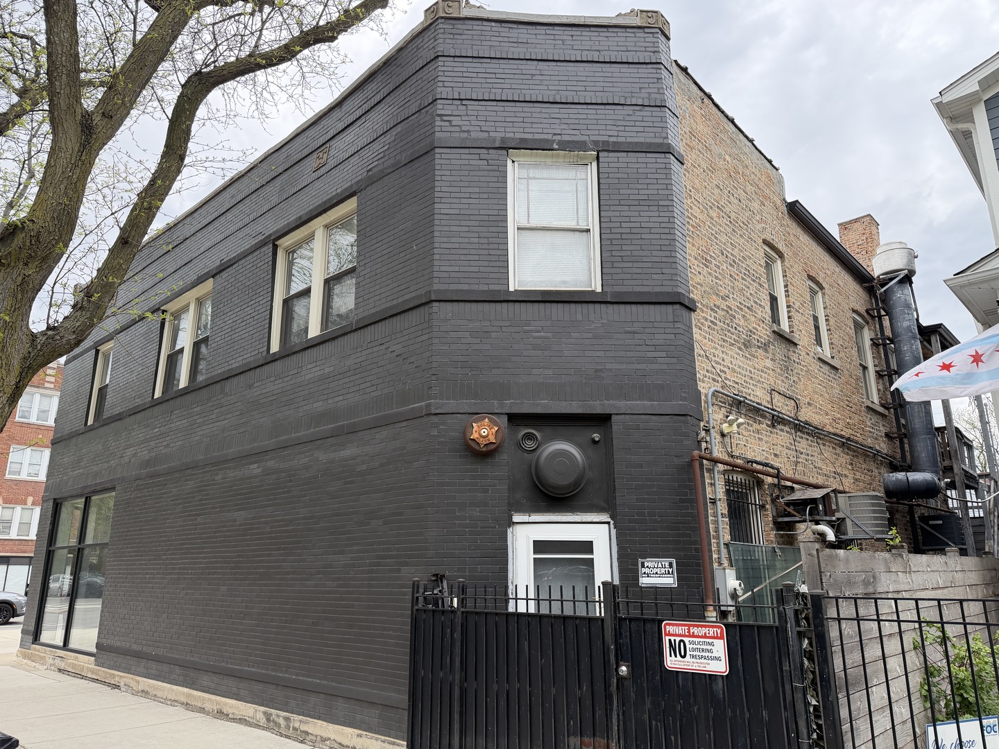 5233 North Damen Avenue Chicago IL 60625