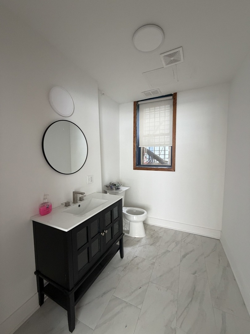 5233 North Damen Avenue Chicago IL 60625