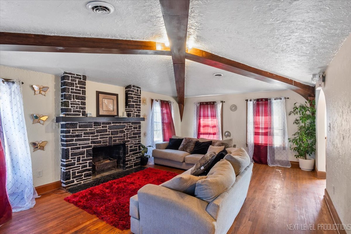 818 East New York Street Aurora IL 60505
