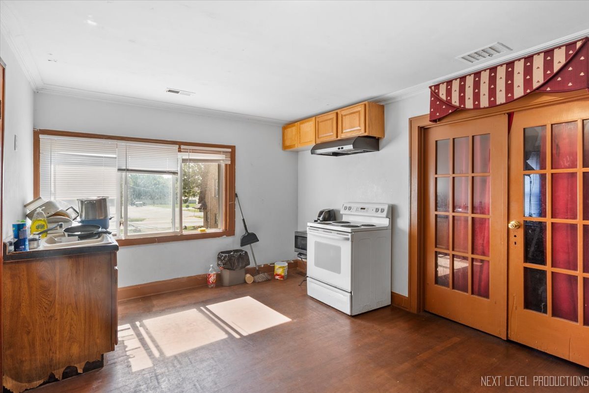 818 East New York Street Aurora IL 60505