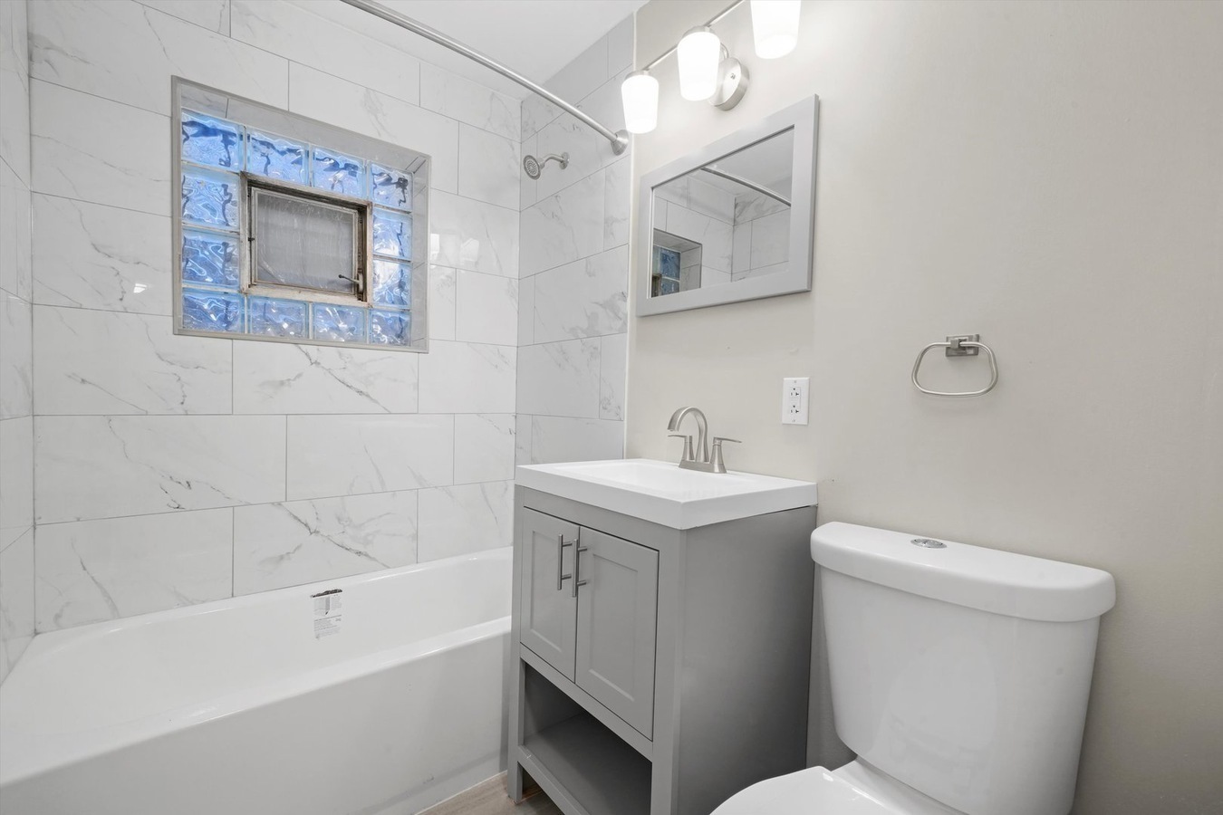 7544 South Saginaw Avenue Chicago IL 60649