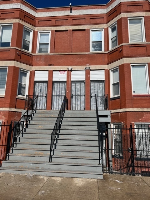9335-37 South South Chicago Avenue Chicago IL 60617