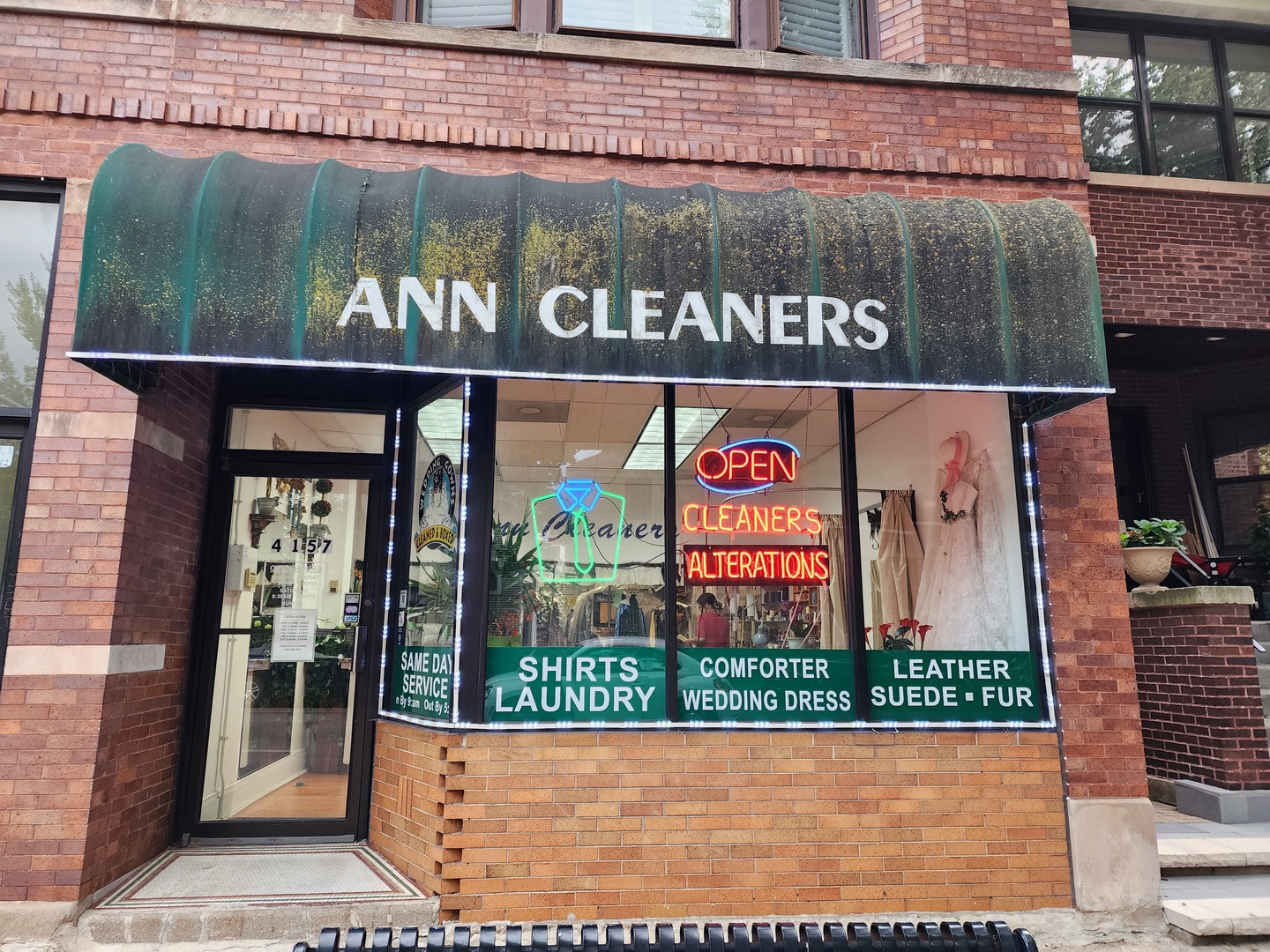 4157 North Damen Avenue Chicago IL 60618