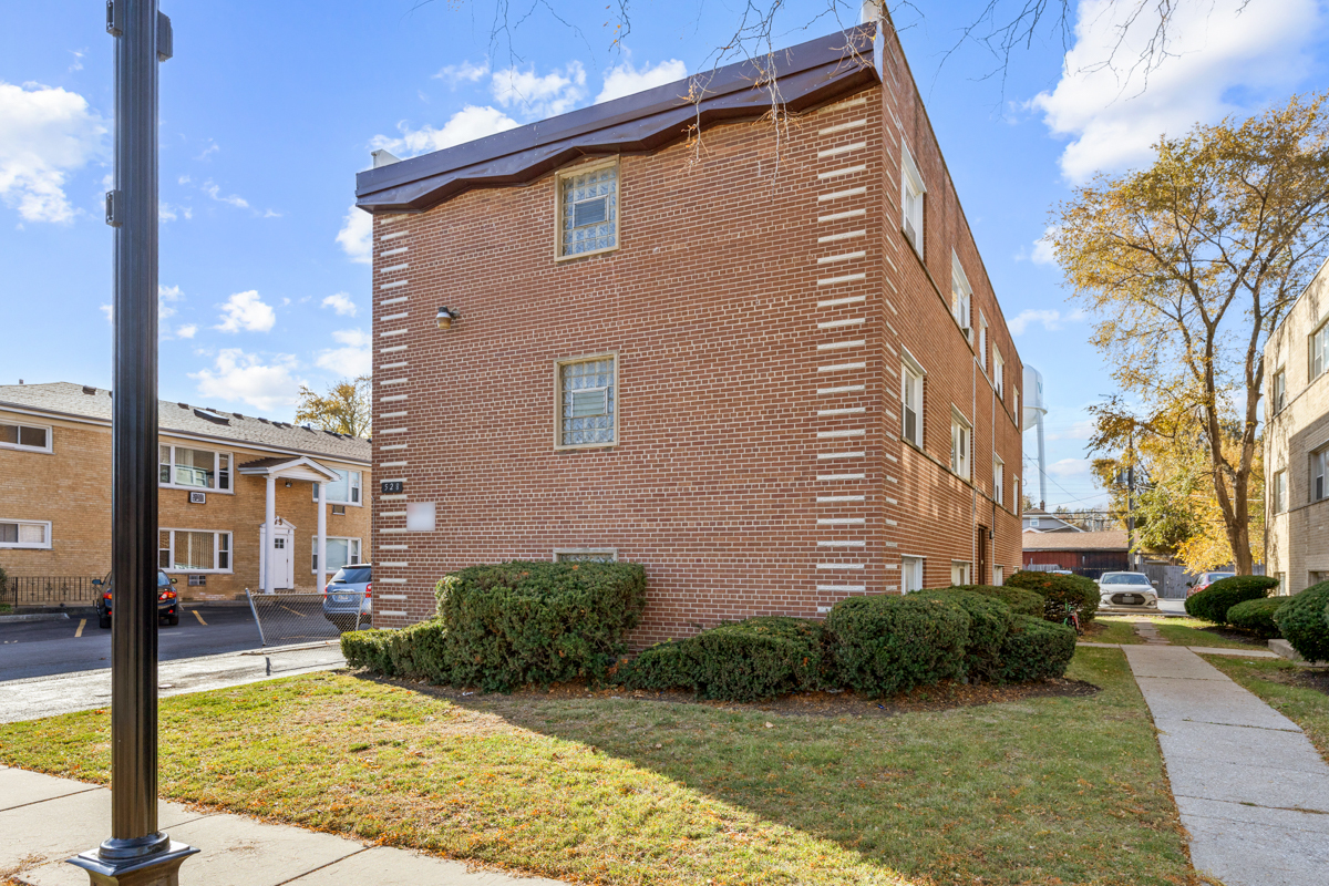 528 North Ardmore Avenue Villa Park IL 60181