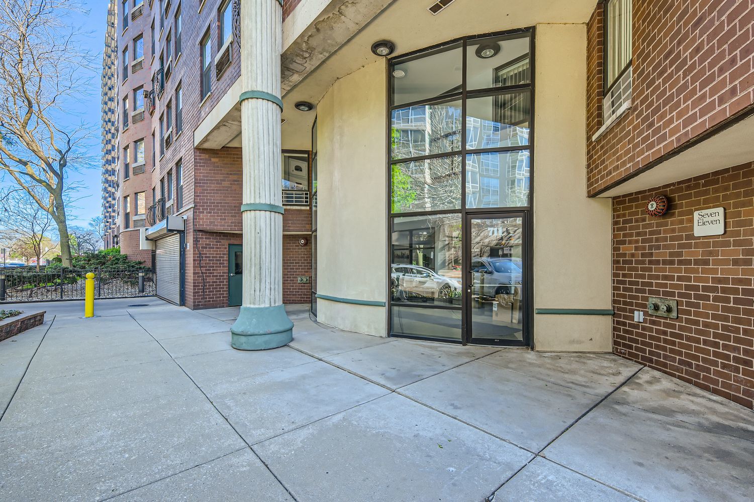 711 West Gordon Terrace Chicago IL 60613