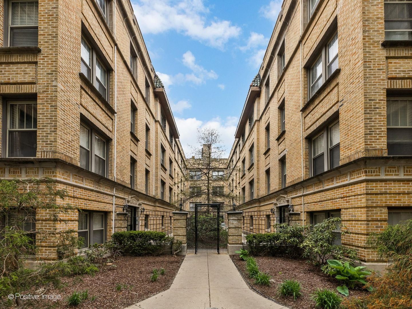 1364 West Greenleaf Avenue Chicago IL 60626