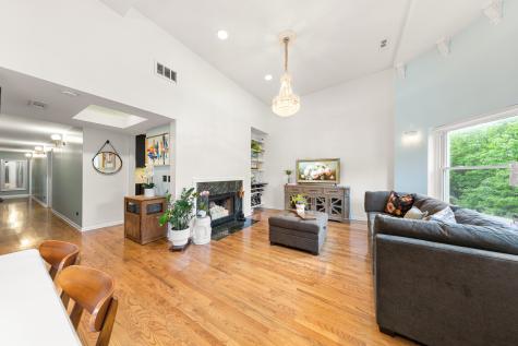 4615 North Beacon Street Chicago IL 60640