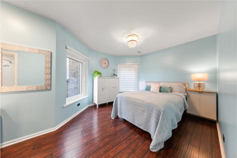 4615 North Beacon Street Chicago IL 60640