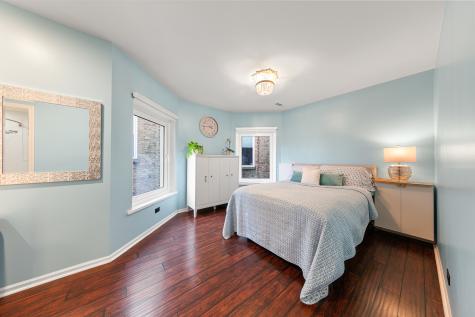 4615 North Beacon Street Chicago IL 60640