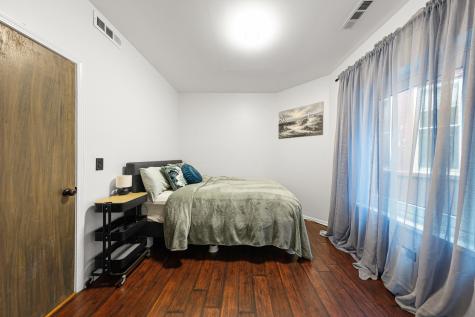 4615 North Beacon Street Chicago IL 60640