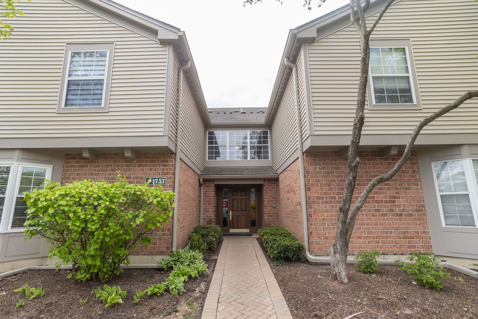 1757 Eastwood Court Schaumburg IL 60195