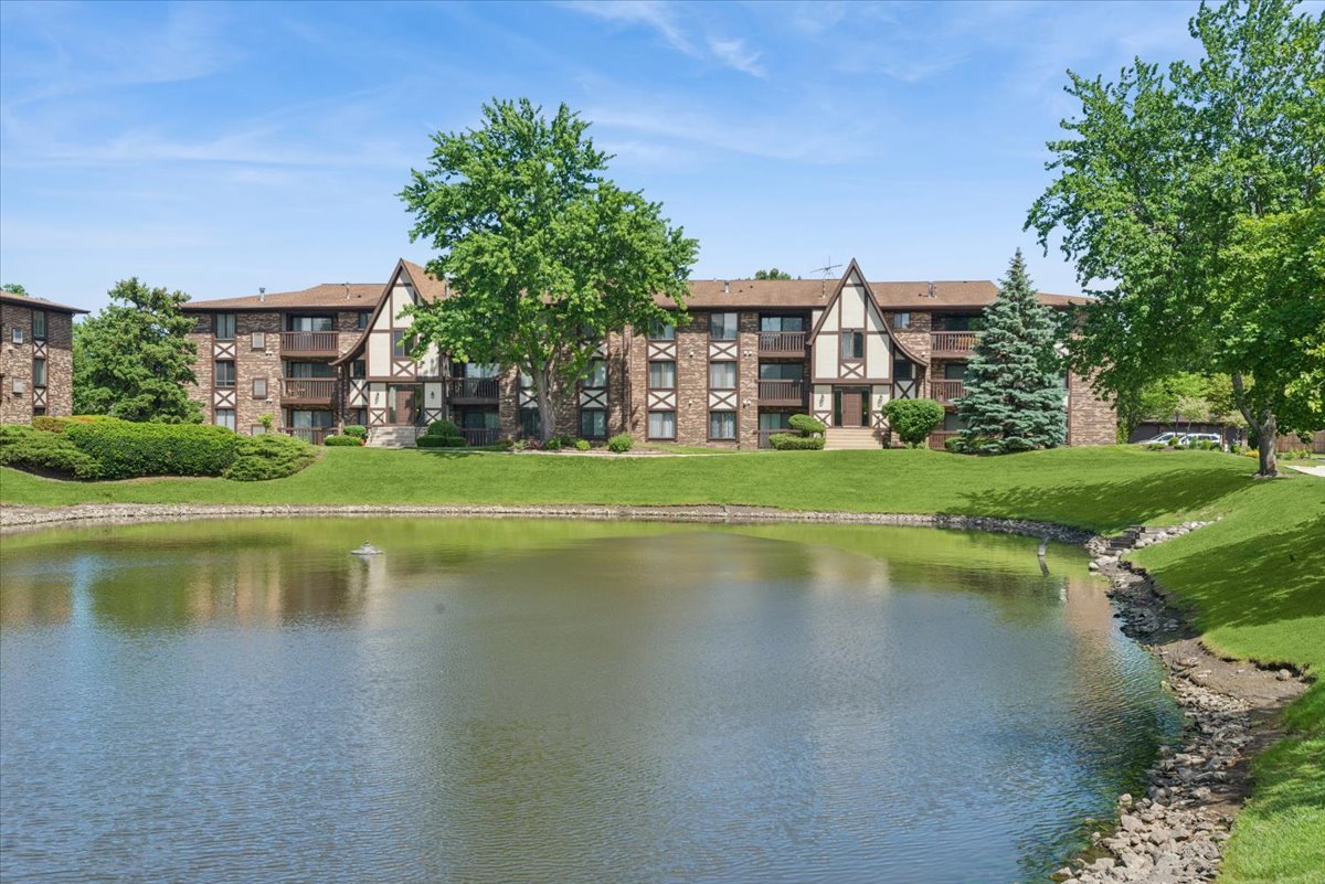 525 Cumnor Road Westmont IL 60559