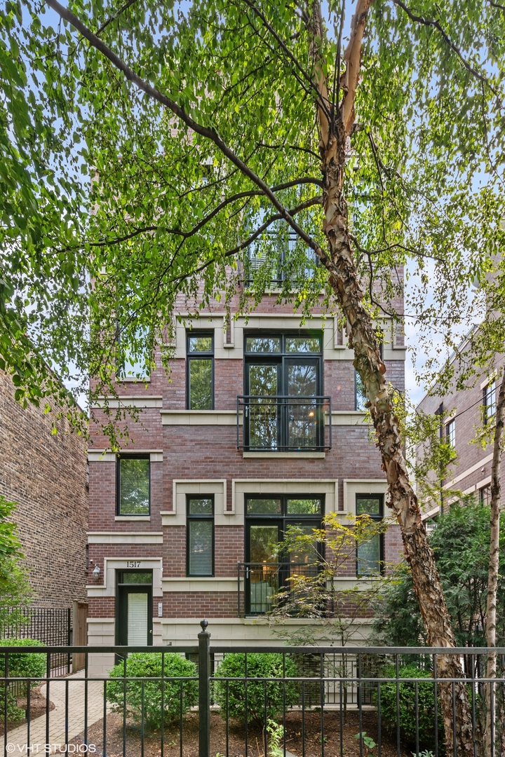1517 West Byron Street Chicago IL 60613