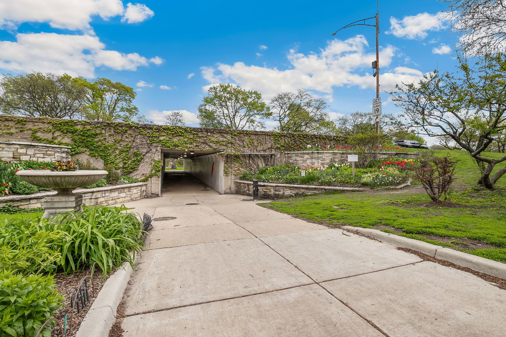 711 West Gordon Terrace Chicago IL 60613