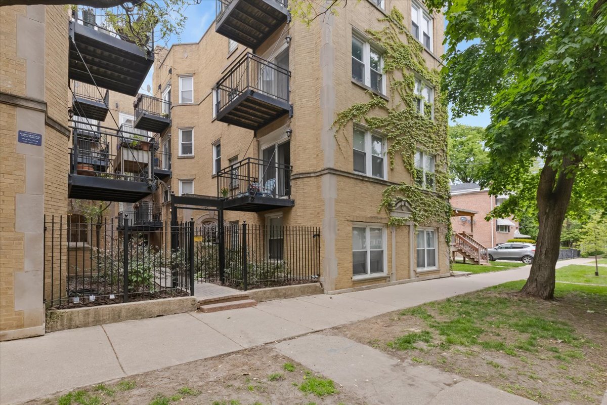 7050 North Damen Avenue Chicago IL 60645
