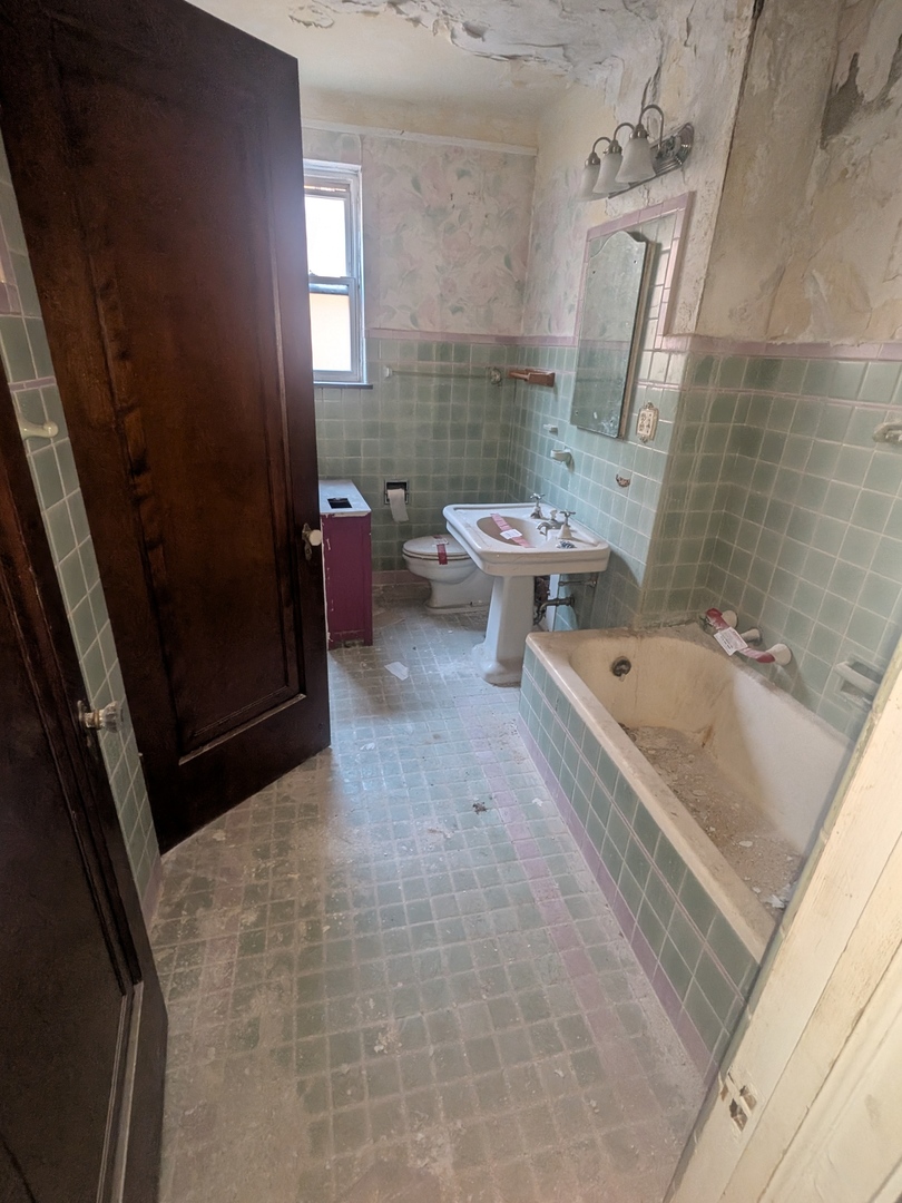 6740 South Oglesby Avenue Chicago IL 60649