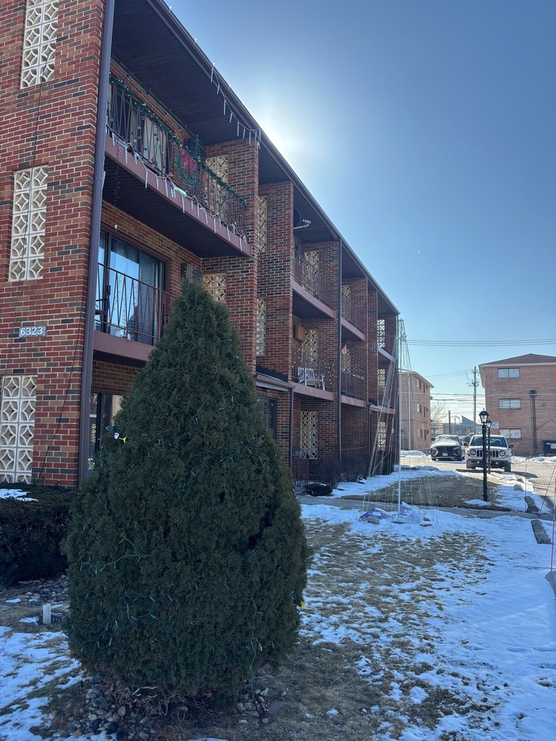 6323 West 64th Place Chicago IL 60638