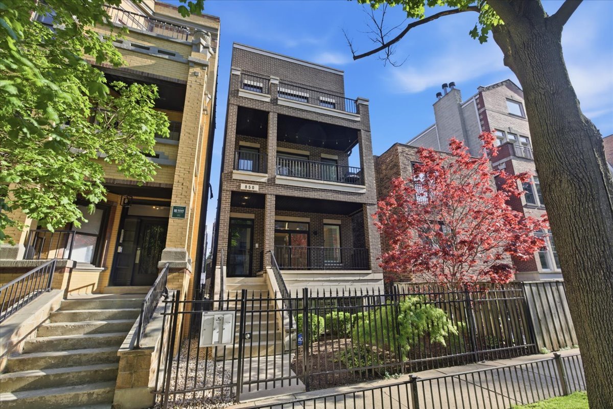 850 West Lill Avenue Chicago IL 60614
