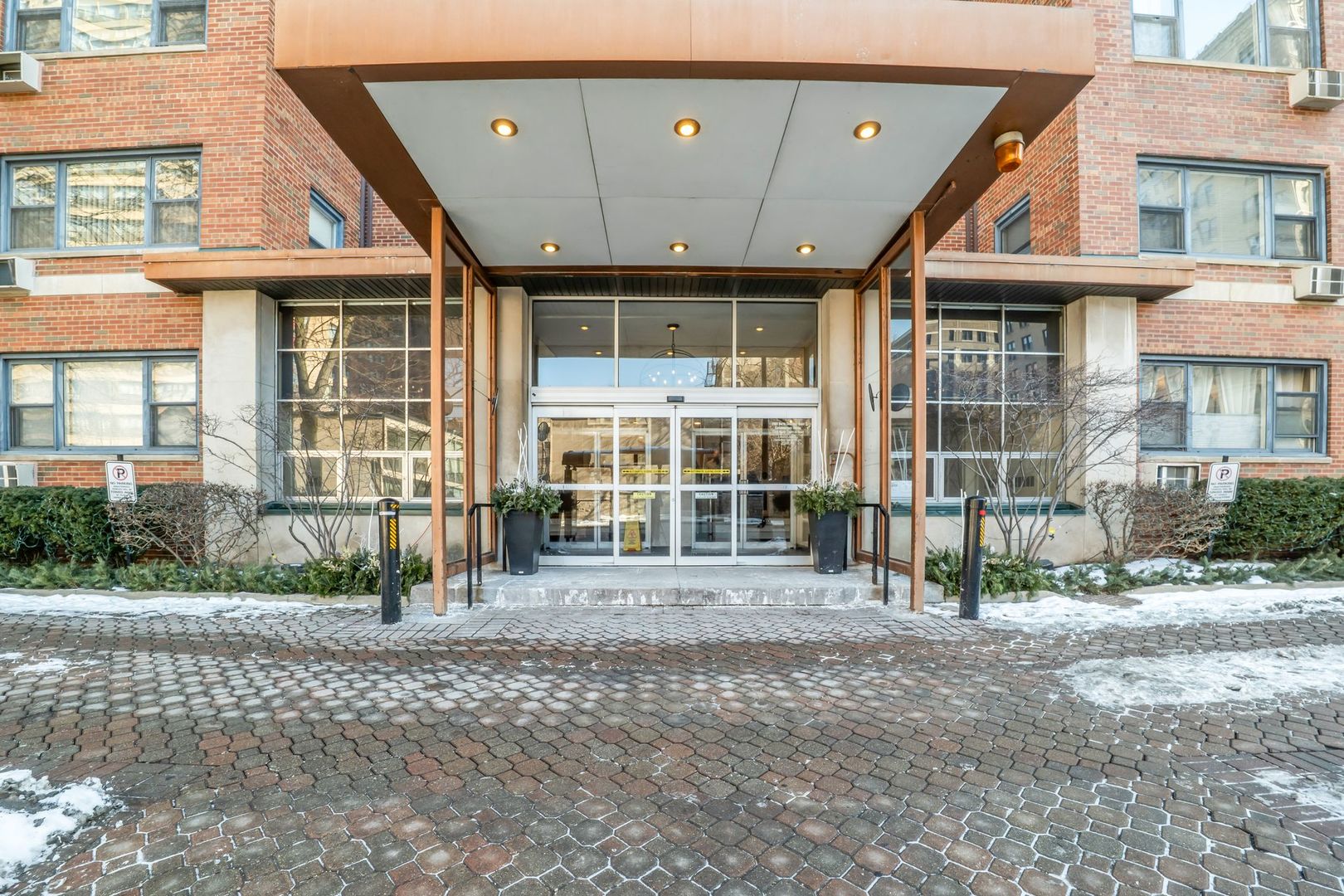 2909 North Sheridan Road Chicago IL 60657