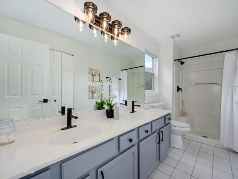 394 Woodview Circle Elgin IL 60120