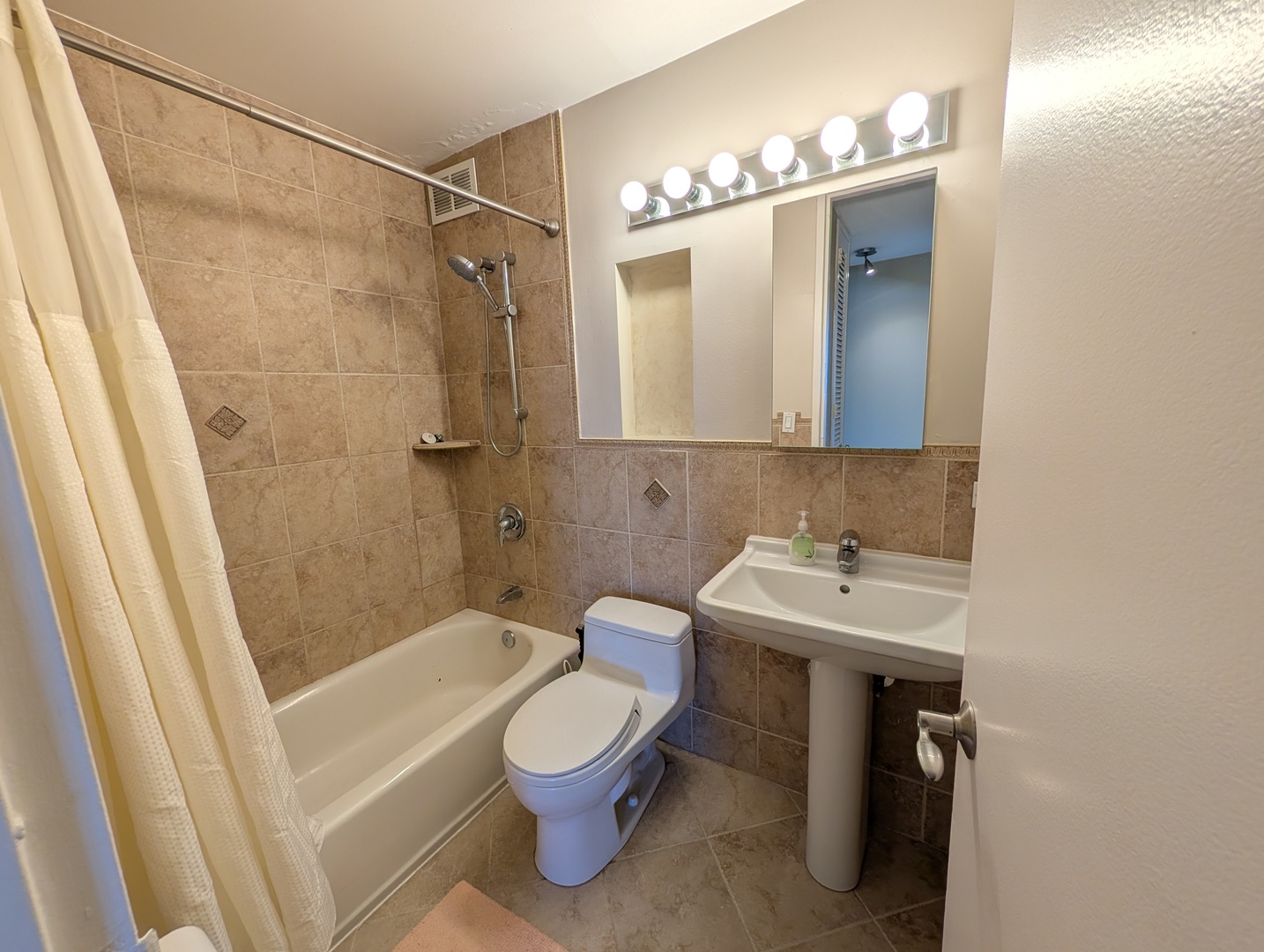 720 West Gordon Terrace Chicago IL 60613