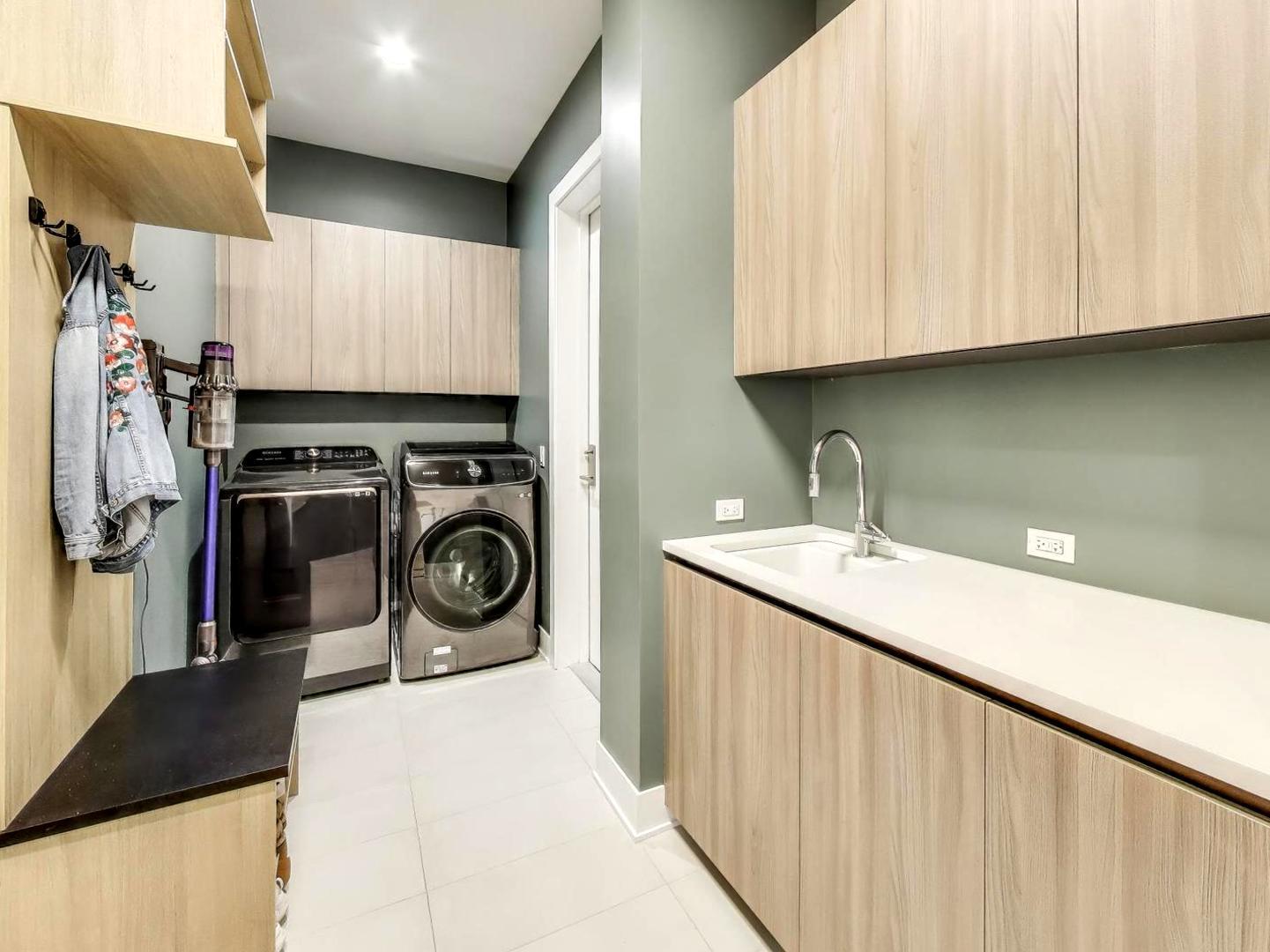 6 North Carpenter Street Chicago IL 60607