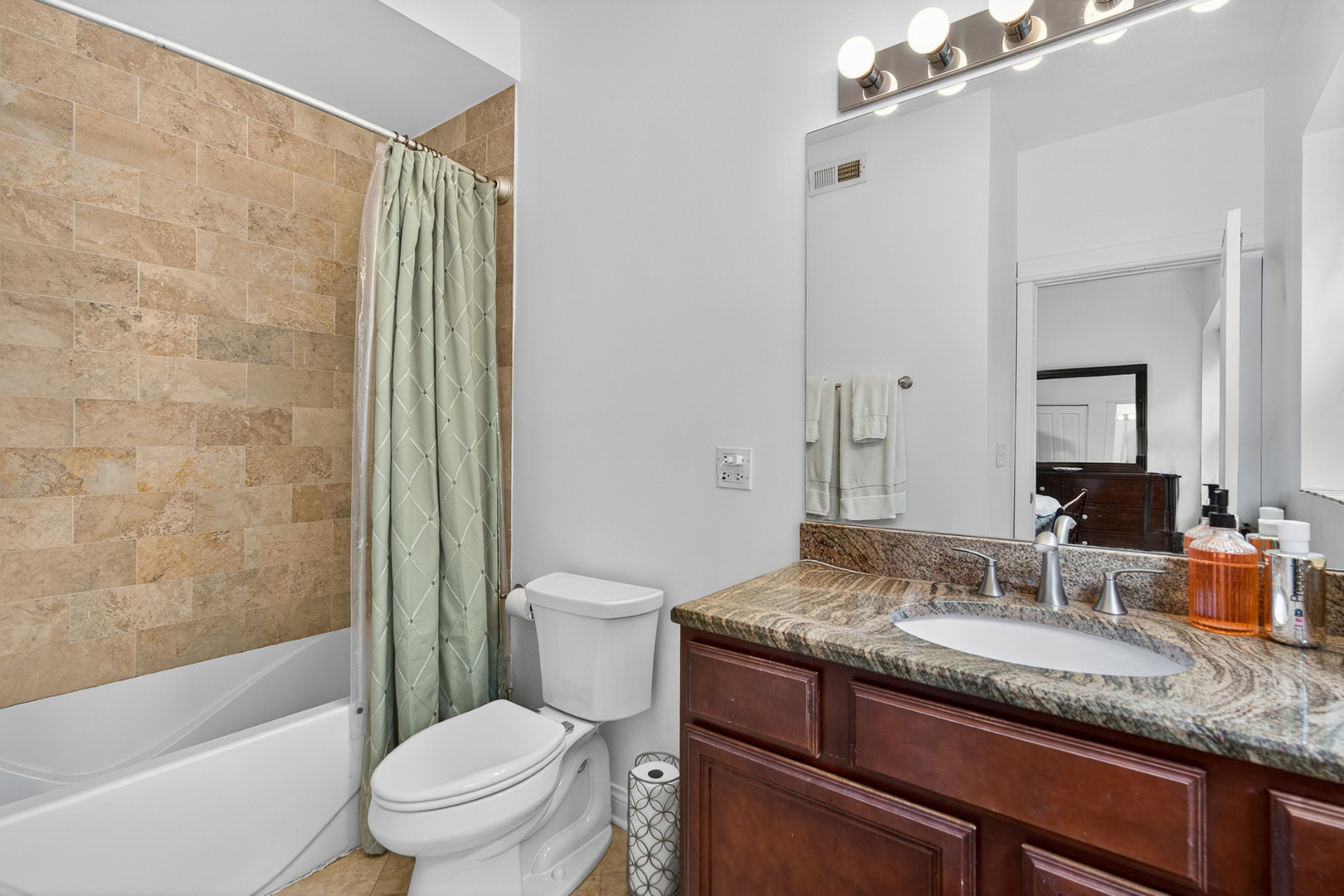1342 West Greenleaf Avenue Chicago IL 60626
