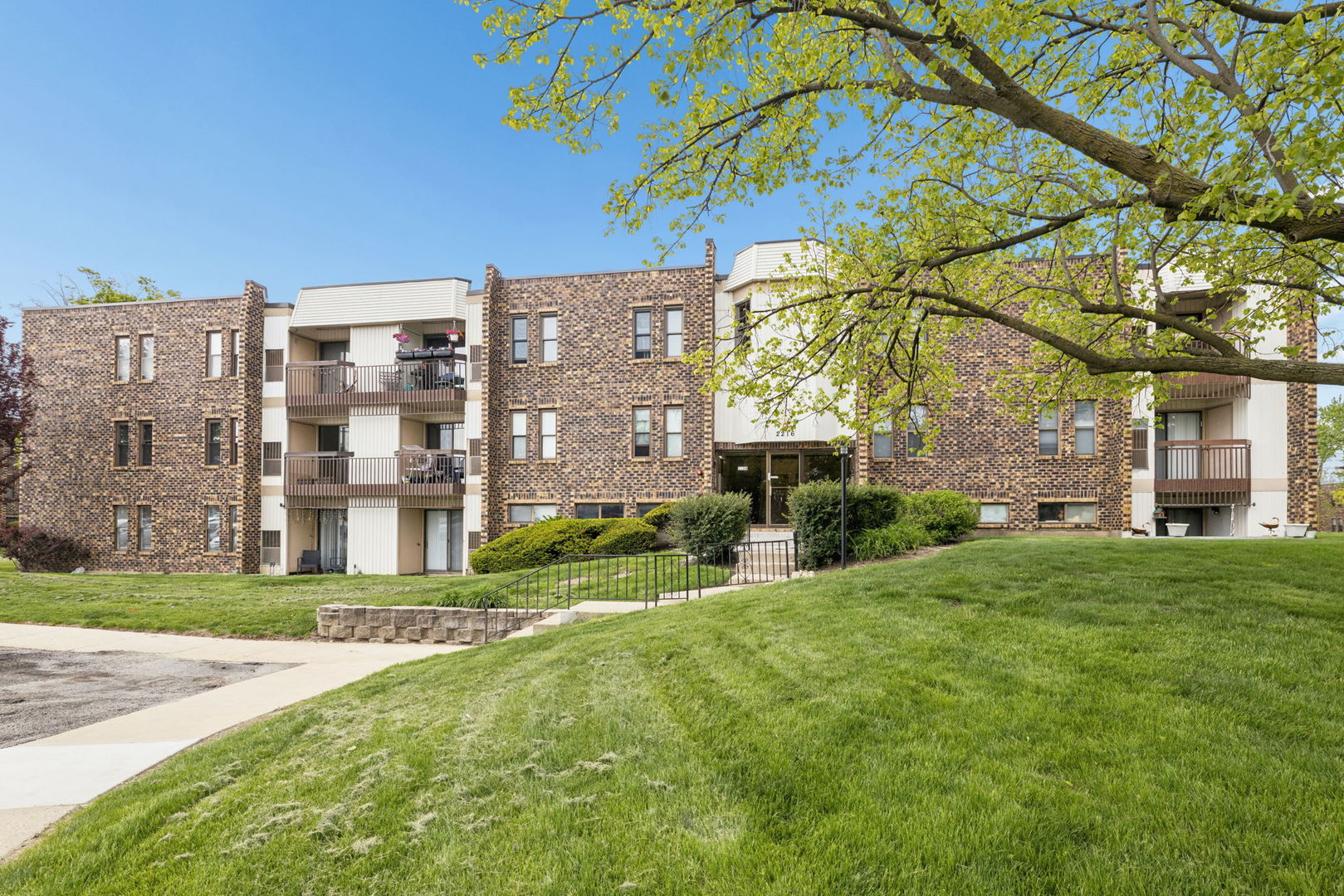 2216 Country Club Drive Woodridge IL 60517