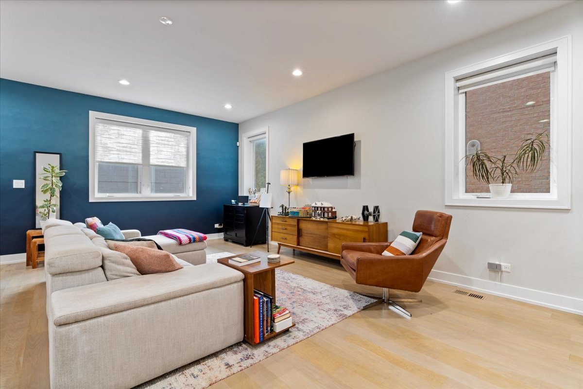 3033 North Clybourn Avenue Chicago IL 60618