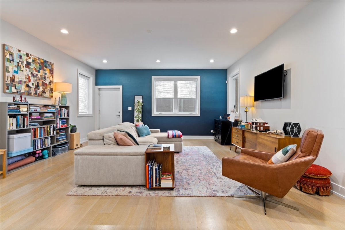 3033 North Clybourn Avenue Chicago IL 60618