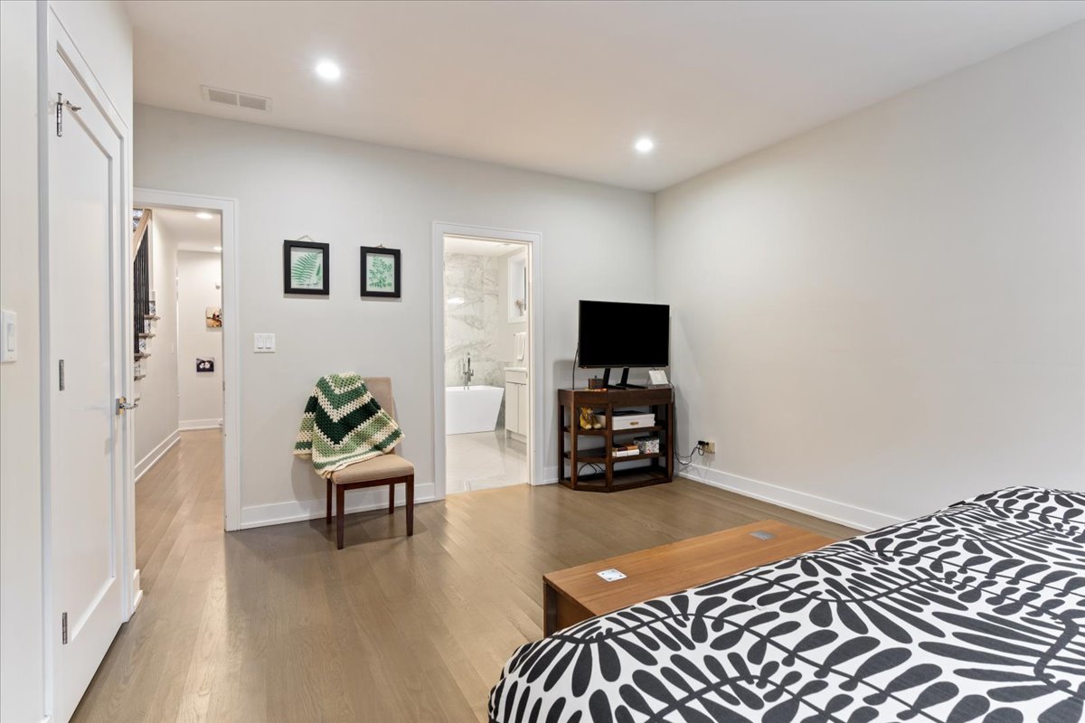3033 North Clybourn Avenue Chicago IL 60618